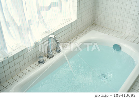湯船にお湯を入れる 109413695
