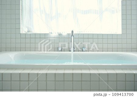 湯船にお湯を入れる 109413700