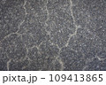 背景素材　コンクリートひび割れ模様 109413865