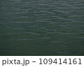 背景素材　さざなみ模様の水面 109414161