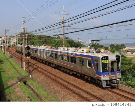 かいがんぞいを走る南海の2000系電車 かいがんぞいを走る南海の2000系電車 109414243