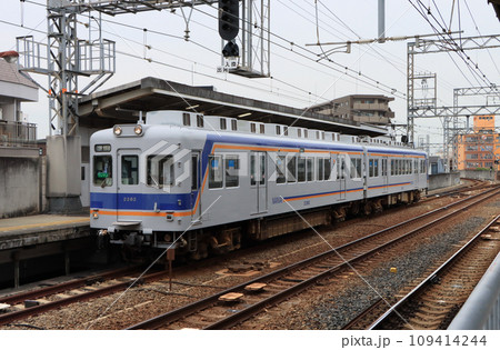 南海　岸里玉出駅の汐見橋線2230系電車 109414244