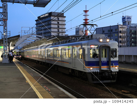 夕暮れの新今宮駅に停車する南海7100系電車 109414245