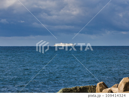 冬まじかの日本海 109414324