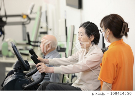 健康維持のため運動する高齢者 109414350