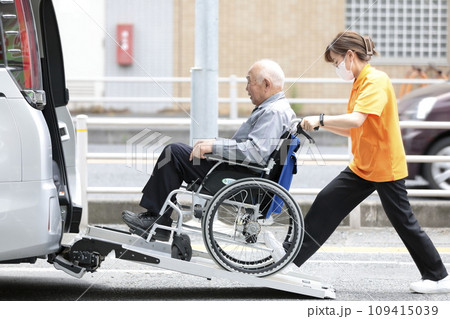 高齢者介助 車いす 高齢者介助 車いす 109415039