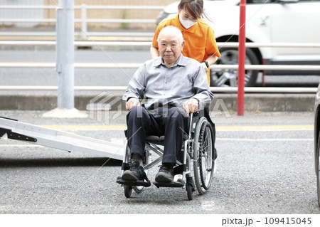 高齢者介助　車いす 109415045