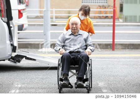 高齢者介助　車いす 109415046