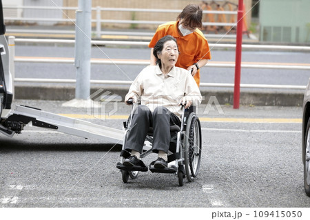 高齢者介助 車いす 高齢者介助 車いす 109415050