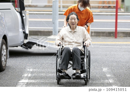 高齢者介助 車いす 高齢者介助 車いす 109415051