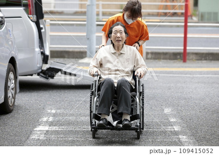高齢者介助　車いす 109415052
