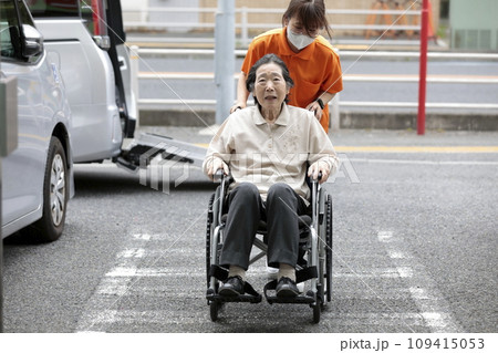 高齢者介助　車いす 109415053