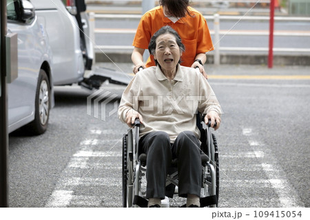 高齢者介助　車いす 109415054