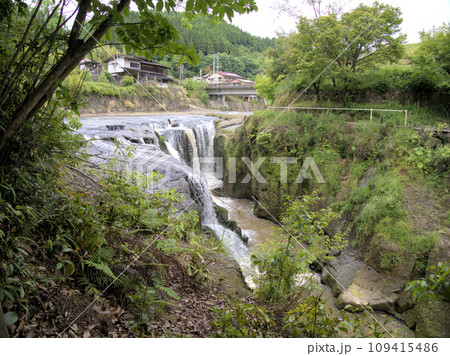 春の終わりの鍋釜滝　熊本県阿蘇郡小国町下城 109415486