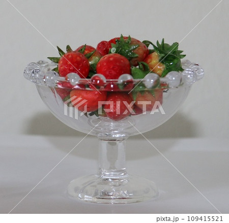 パンフラワー（樹脂粘土の作品）のイチゴ 109415521