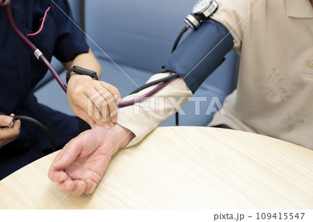 バイタルチェックを受ける高齢者 109415547
