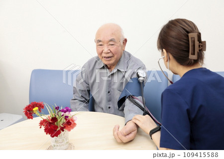 バイタルチェックを受ける高齢者 109415588