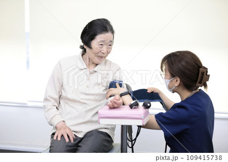 バイタルチェックを受ける高齢者 バイタルチェックを受ける高齢者 109415738