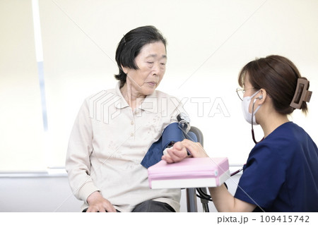 バイタルチェックを受ける高齢者 バイタルチェックを受ける高齢者 109415742