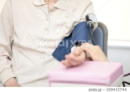 バイタルチェックを受ける高齢者 バイタルチェックを受ける高齢者 109415744