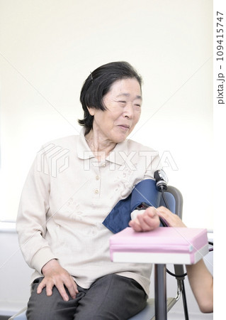 バイタルチェックを受ける高齢者 109415747