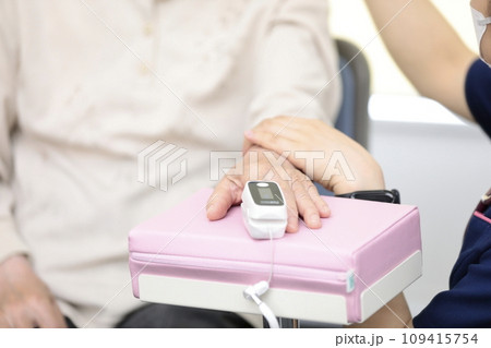 バイタルチェックを受ける高齢者 109415754