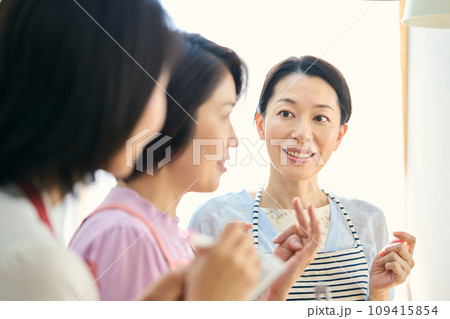 料理教室に参加する女性たち 109415854