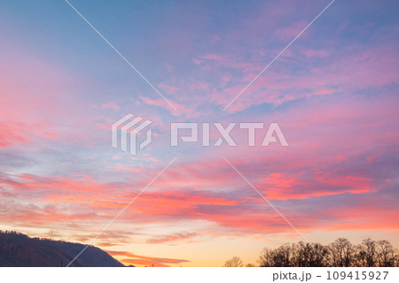 秋の朝焼け空【安曇野市】 109415927
