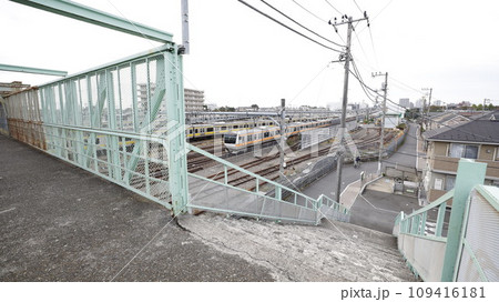 太宰治のゆかりの地で2023年12月に撤去工事の開始が予定されている三鷹跨線人道橋、JR中央線の電車 太宰治のゆかりの地で2023年12月に撤去工事の開始が予定されている三鷹跨線人道橋、JR中央線の電車 109416181
