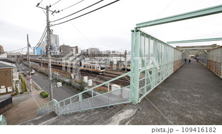 太宰治のゆかりの地で2023年12月に撤去工事の開始が予定されている三鷹跨線人道橋、JR中央線の電車 109416182