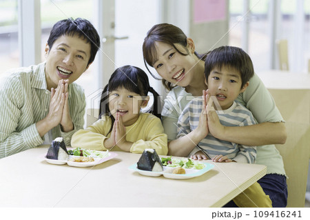 ご飯を前にいただきますのポーズをする4人家族 撮影協力:有明教育芸術短期大学 ご飯を前にいただきますのポーズをする4人家族 撮影協力:有明教育芸術短期大学 109416241