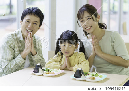 スマホで遊ぶ子供とパパとママの3人家族 撮影協力:有明教育芸術短期大学 スマホで遊ぶ子供とパパとママの3人家族 撮影協力:有明教育芸術短期大学 109416242