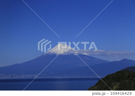 駿河湾越しの冠雪の富士山と青い海と空 駿河湾越しの冠雪の富士山と青い海と空 109416429