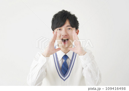 話しかける男子高校生　白背景 109416498