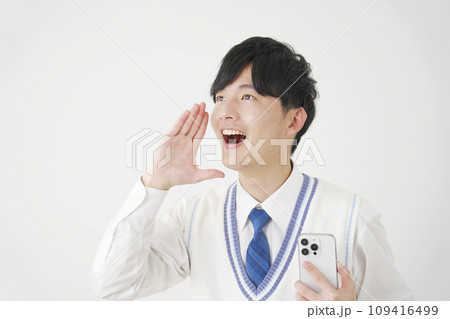 スマートフォンを持って話しかける男子高校生 白背景 スマートフォンを持って話しかける男子高校生 白背景 109416499