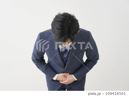 お辞儀して謝るビジネスマン　白背景 109416501
