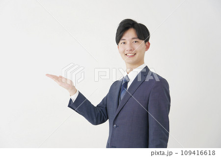 手のひらで左側を指すビジネスマン 白背景 手のひらで左側を指すビジネスマン 白背景 109416618