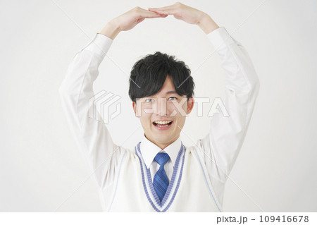 腕で丸印をする男子高校生　白背景 109416678