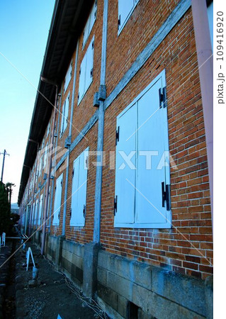 日本の近代化だけでなく絹産業の技術革新などにも大きく貢献した【富岡製糸場・東置繭所(国宝)】 109416920