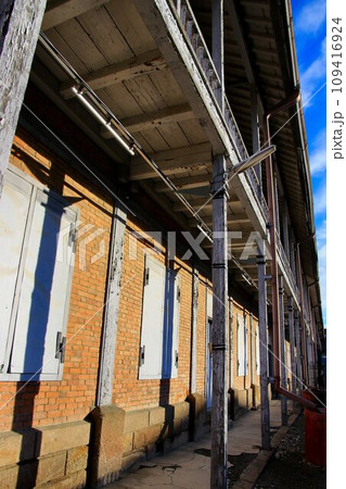 日本の近代化だけでなく絹産業の技術革新などにも大きく貢献した【富岡製糸場・東置繭所(国宝)】 109416924