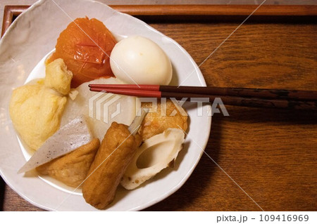 焼き物の白い皿に盛られたおでん 焼き物の白い皿に盛られたおでん 109416969