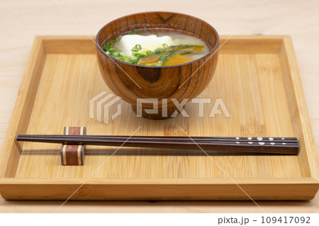 木製のトレーに配膳されているカボチャと豆腐の味噌汁　一膳の箸が添えられている 109417092