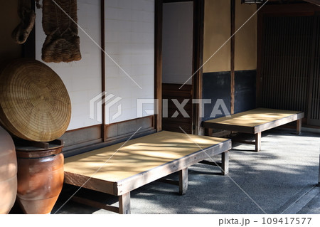 古い道具と日の当たるイグサの縁台と白い障子の閉じた日本家屋の見える風景 古い道具と日の当たるイグサの縁台と白い障子の閉じた日本家屋の見える風景 109417577