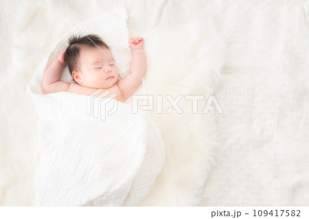 包まれて眠る生後一ヶ月の男の子 包まれて眠る生後一ヶ月の男の子 109417582