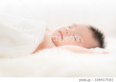 包まれて眠る生後一ヶ月の男の子 包まれて眠る生後一ヶ月の男の子 109417583