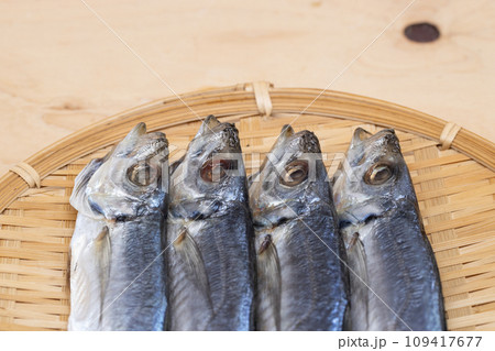 鯵の丸干しが4尾ザルの上に並べられている 109417677
