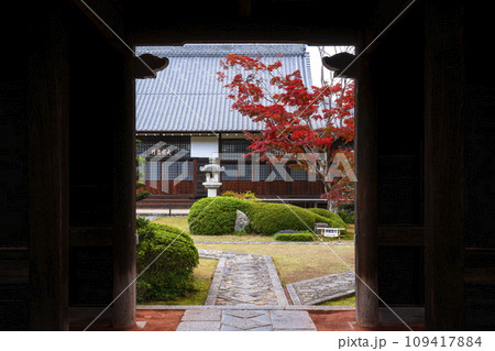 秋の京都・源光庵　山門から見える本堂と紅葉 109417884