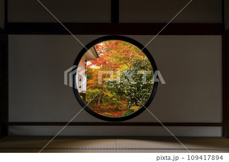 京都・源光庵 悟りの窓 紅葉の季節 京都・源光庵 悟りの窓 紅葉の季節 109417894