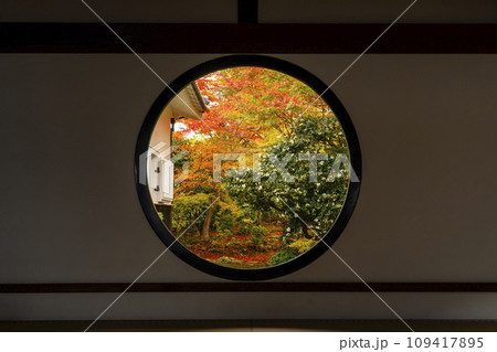 京都・源光庵　悟りの窓　紅葉の季節 109417895