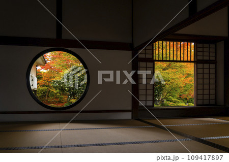 京都・源光庵　「悟りの窓」と「迷いの窓」　紅葉の季節 109417897